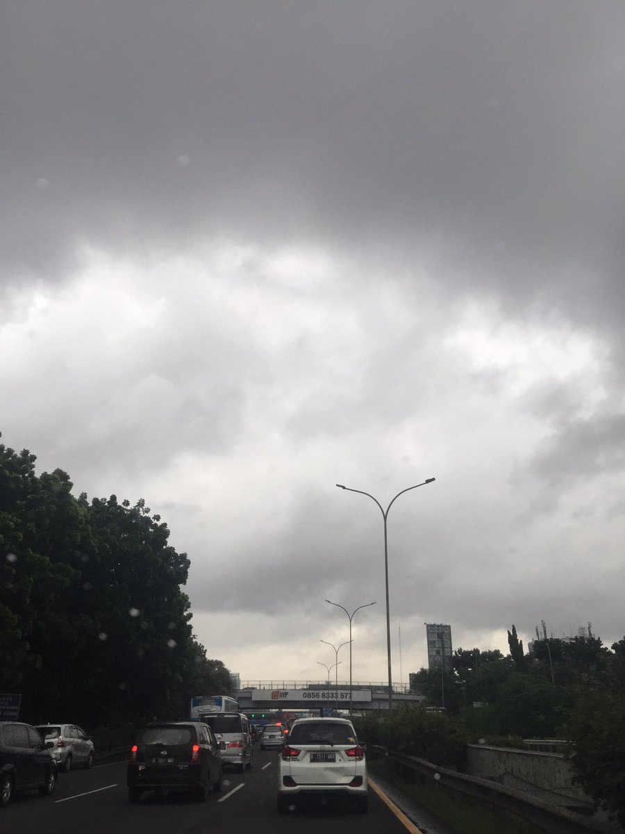 Gelap pagi pagi dikebon jeruk....semoga turun hujannya yang normal saja