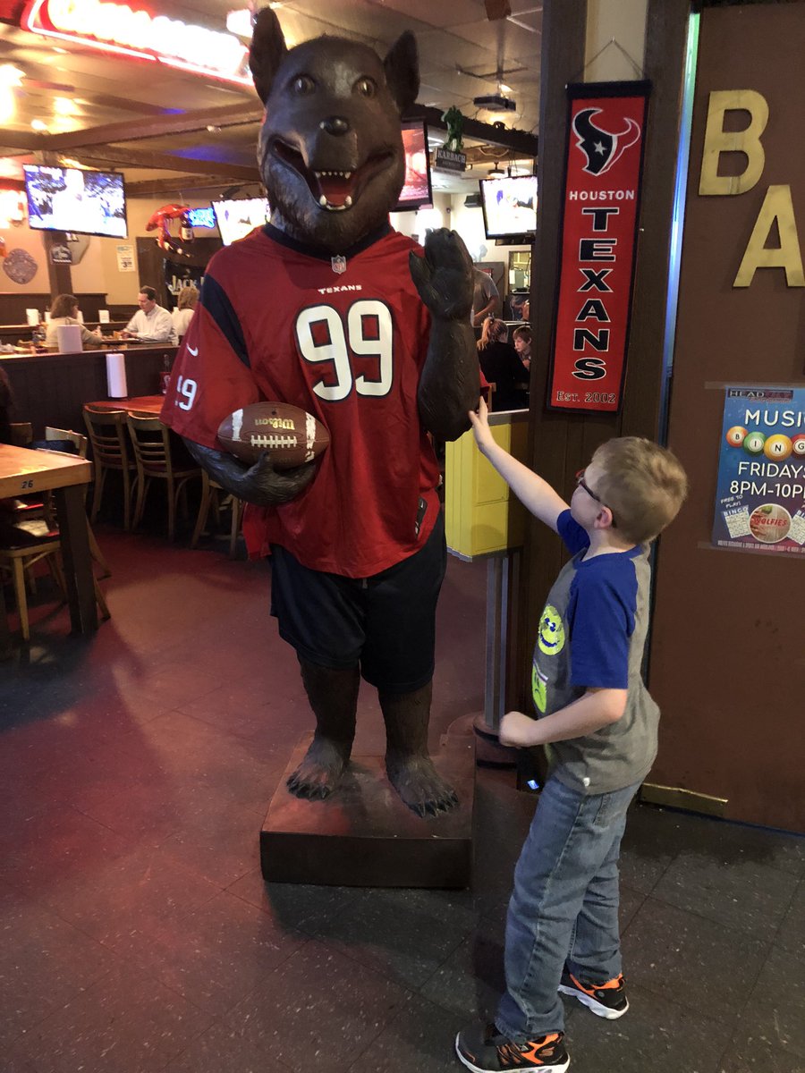 HelpingEzra's tweet photo. Oh no the big bad Wolfe! 😆 stopped to pick up Cajun roses 🌹 (crawfish) for his mom.  He saw the Wolfe and asked to get his picture. Once he touched picture was not happening 🤣. #helpingezra #gouldsyndrome https://t.co/MNO7zdBSPw