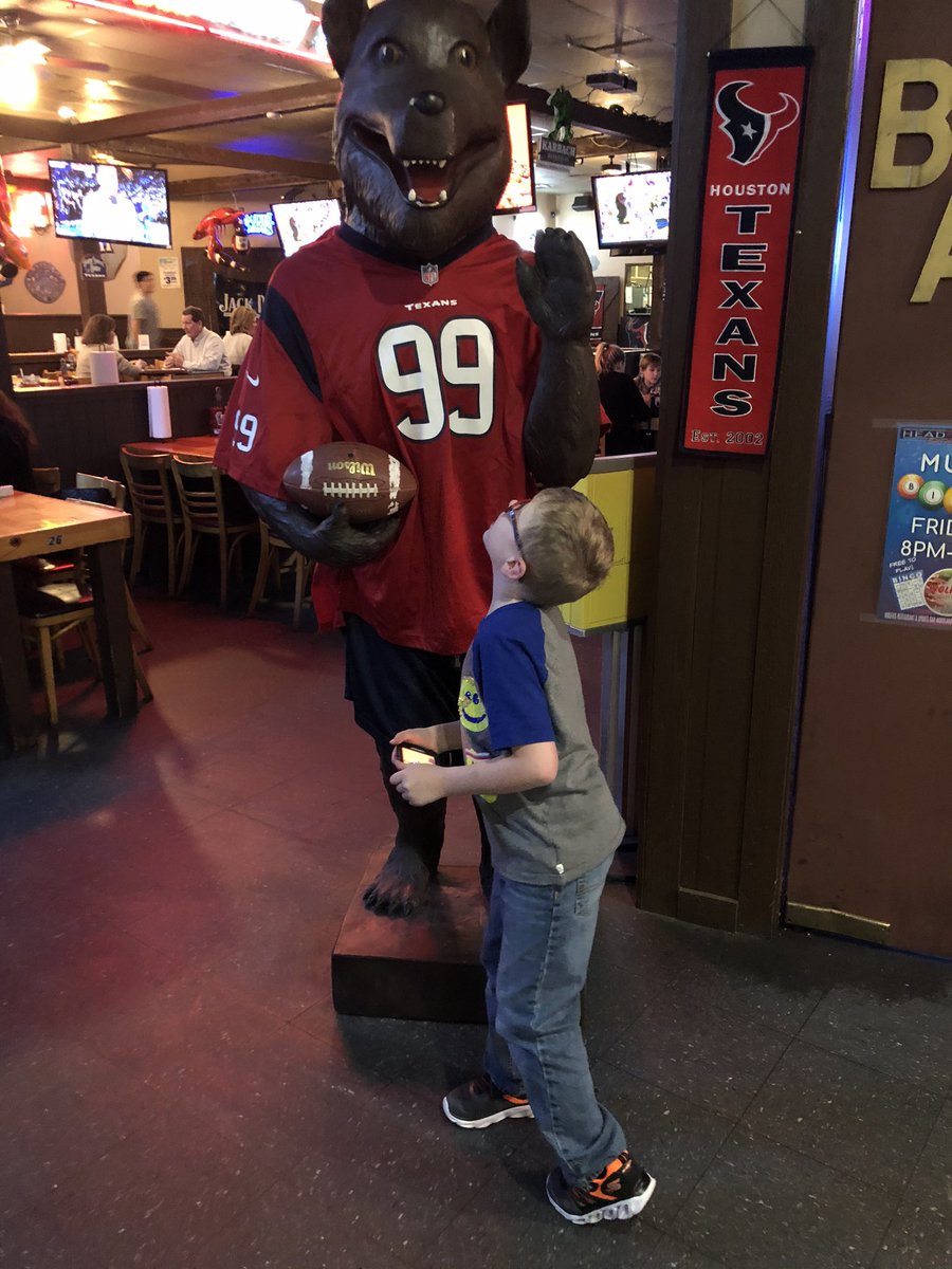 HelpingEzra's tweet photo. Oh no the big bad Wolfe! 😆 stopped to pick up Cajun roses 🌹 (crawfish) for his mom.  He saw the Wolfe and asked to get his picture. Once he touched picture was not happening 🤣. #helpingezra #gouldsyndrome https://t.co/MNO7zdBSPw