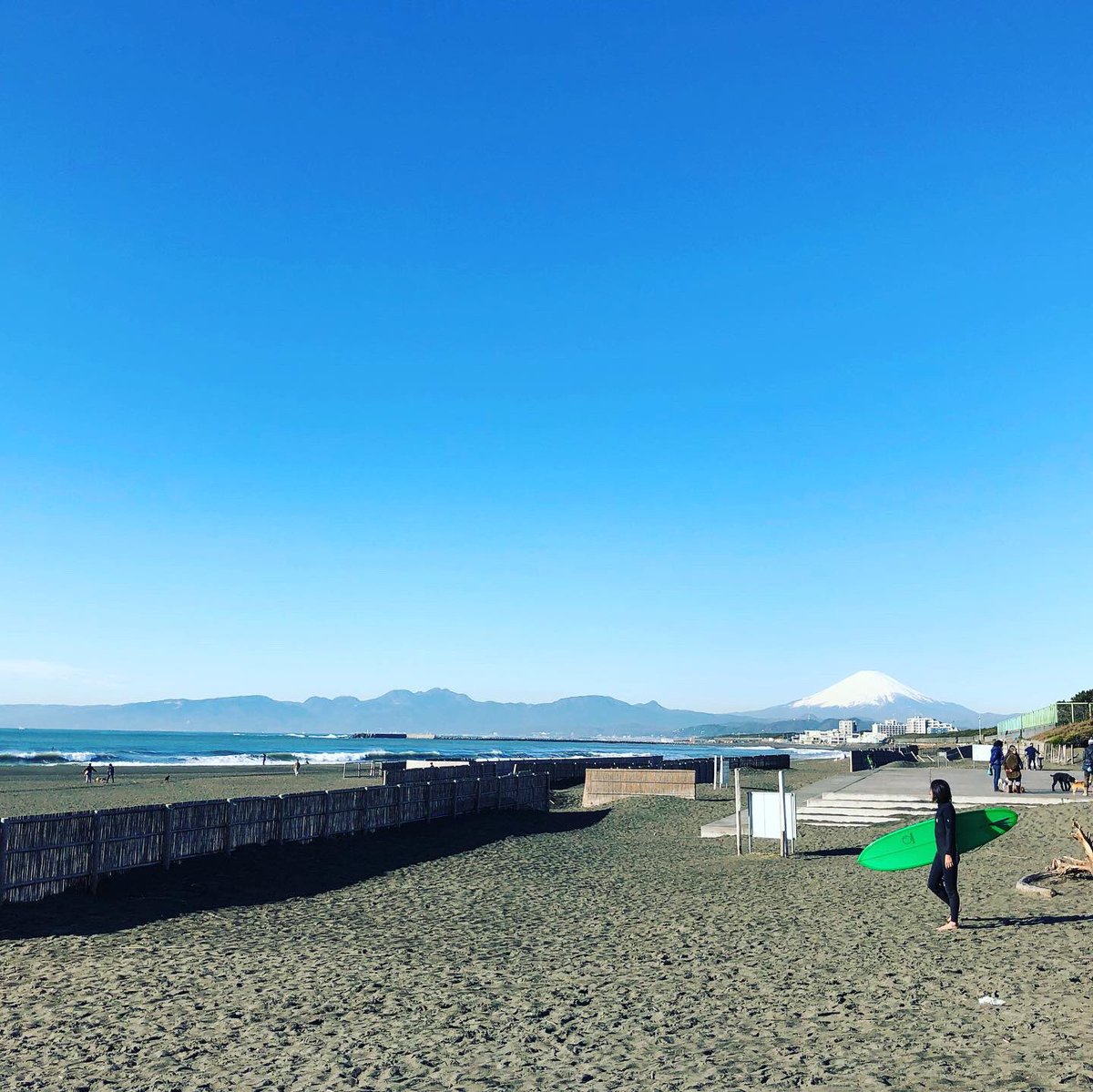 とことこ湘南 おはようございます 快晴です 雨上がりの青空は気持ちが良く 富士山も綺麗に見えます 波も良く サーファーが続々と集まっています ジョギング お散歩を楽しむ方も多くいます どうぞ充実した一日をお過ごし下さい