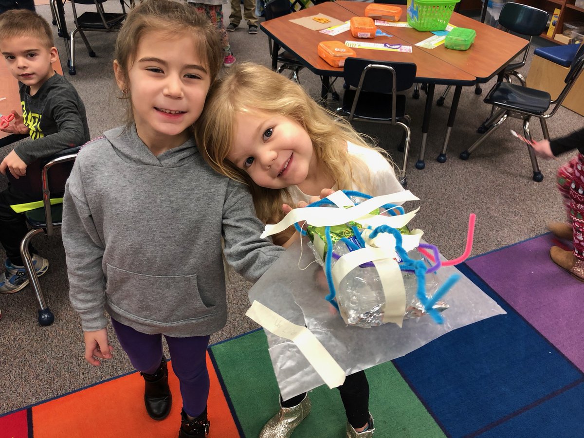 LakeShoreAACPS's tweet photo. In Mrs.Winterling's Kindergarten @LakeShoreAACPS students build, test and move boats. "I can build a boat that can float and carry goods across the water."
#AACPSAwesome #AACPSScience #AACPSEril 
#kindergartenengineers https://t.co/VdzXY4KaWf