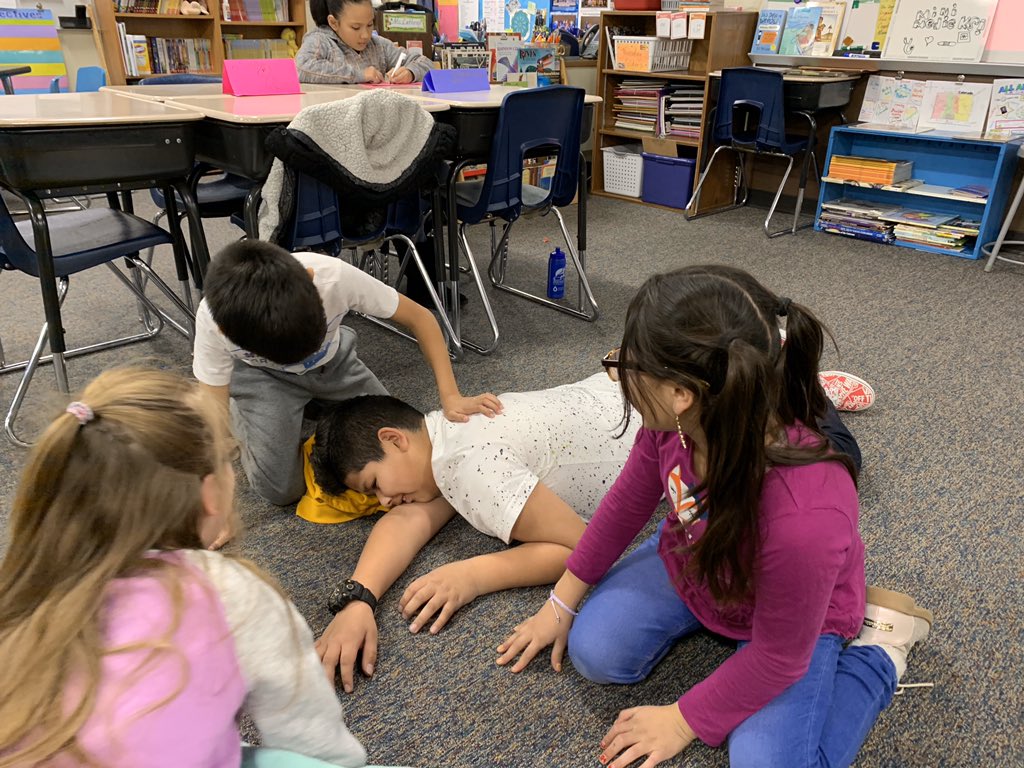 MiniMedicsSCLA's tweet photo. Today was a very successful class! The students split up and pretended to choke and performed the Heimlich. 🎭 They also practiced the steps to follow if somebody has a seizure. They all did so well! Can’t wait to start learning CPR next month. 🚑 #minimedics #scla #capstone https://t.co/YdAlX8VWlz