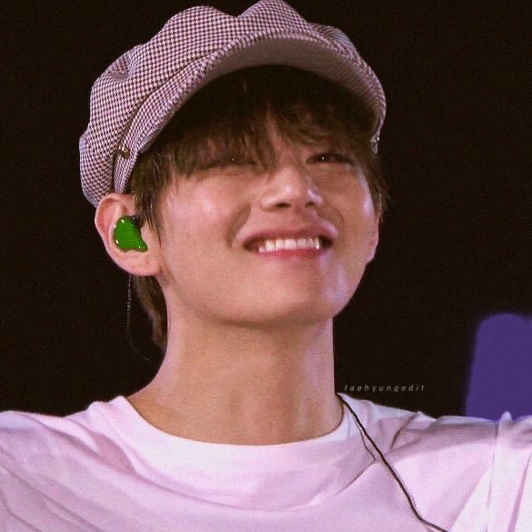 ꒰ day 8 of 365 ꒱hi tae! how are you? i hope you’re doing well; i hope you smiled a lot & i hope you had a great day today. don’t forget to drink lots of water and stay hydrated! i love youuuu ~