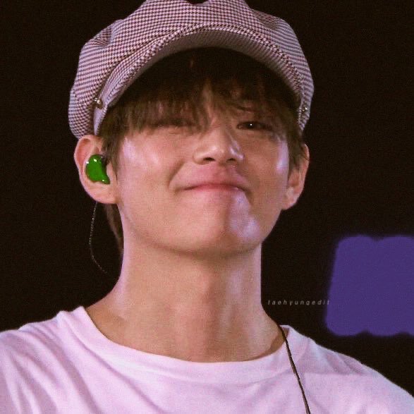 ꒰ day 8 of 365 ꒱hi tae! how are you? i hope you’re doing well; i hope you smiled a lot & i hope you had a great day today. don’t forget to drink lots of water and stay hydrated! i love youuuu ~