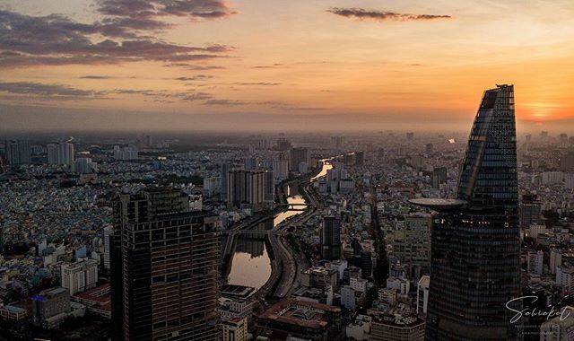 FelixJourney's tweet photo. Saigon at #sunset 
Ho Chi Minh City a buzzing city during the day but as soon as the sun sets people #relax calm down and sit near the river to enjoy the little #pleasuresoflife https://t.co/CwiRSiXLd0 https://t.co/iL6NQ4WxfR