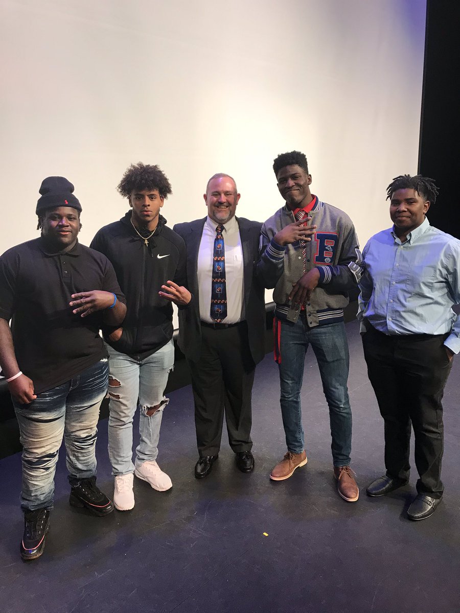 BandersonBilly's tweet photo. Proud of these seniors!!! Go be great!!! Love You!!!@joshbyr61087763 @ZydariusWebste1 @McraeZachariah @jamiekelleyyy https://t.co/IihVLeOU3H