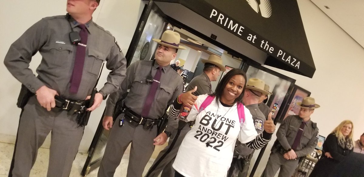 sydncruzmom's tweet photo. When they send the whole squad to escort you from the cafe for spreading truth not disease 🤷🏽♀️🤷🏽♀️🤷🏽♀️
#wearethescience
#nycorruption #GovernorFail #LoserGov https://t.co/cwC86MdA2F