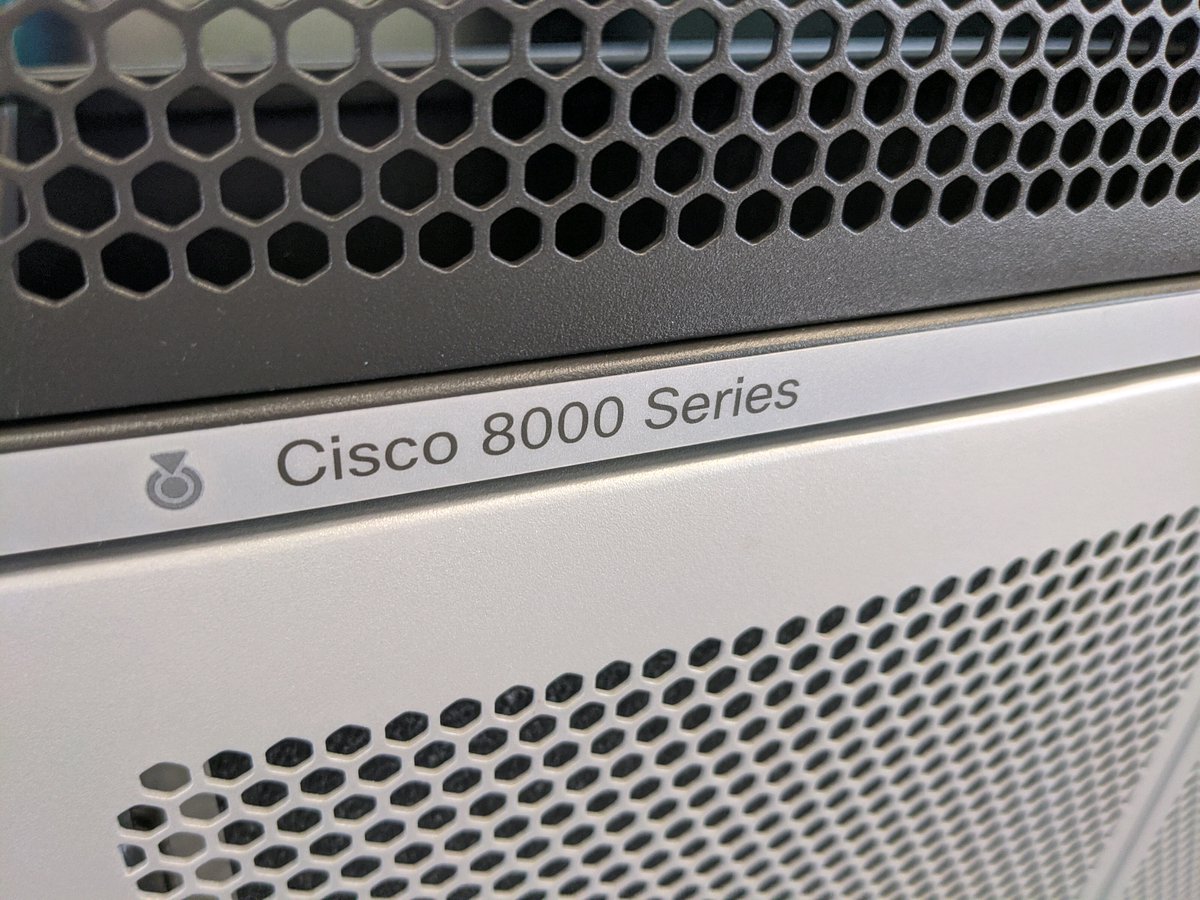 CiscoIOSXR's tweet image. Looks pretty good... Kudos to the hardware team for this nice design.
#cisco #8000 #iosxr #cisco8000