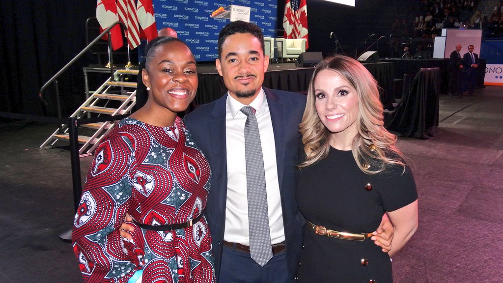 howshehustles's tweet photo. 3 yrs ago, met @rhirosalind. 
2 yrs ago, she invited me to meet @MichelleObama &amp; help bring youth.
Then she invited me to host an all-black panel @economicclubca.
Today, I'm hosting 2 #howshehustles tables w/ diverse &amp; black women at #barackobama. THIS is what an ally looks like. https://t.co/UR3UzU99oK