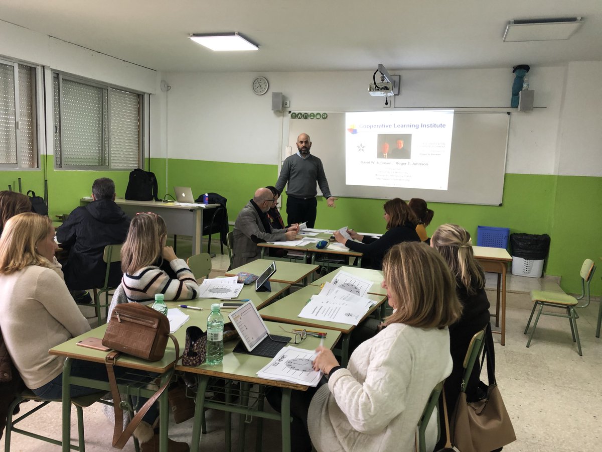Empieza curso #AprendizajeCooperativo en <a href="/SantaRosa_Lima/">Santa Rosa de Lima</a> <a href="/fvictoria_es/">Fundación Victoria</a> con <a href="/libonastre/">Lluís Ignasi Bonastr</a> #TuInnovas "Cooperar es dar y recibir" (RT Johnson) ¿Cómo deberían interactuar los alumnos cuando aprenden y cómo podríamos ayudarles como docentes? #Equipo #Formación #Innovación