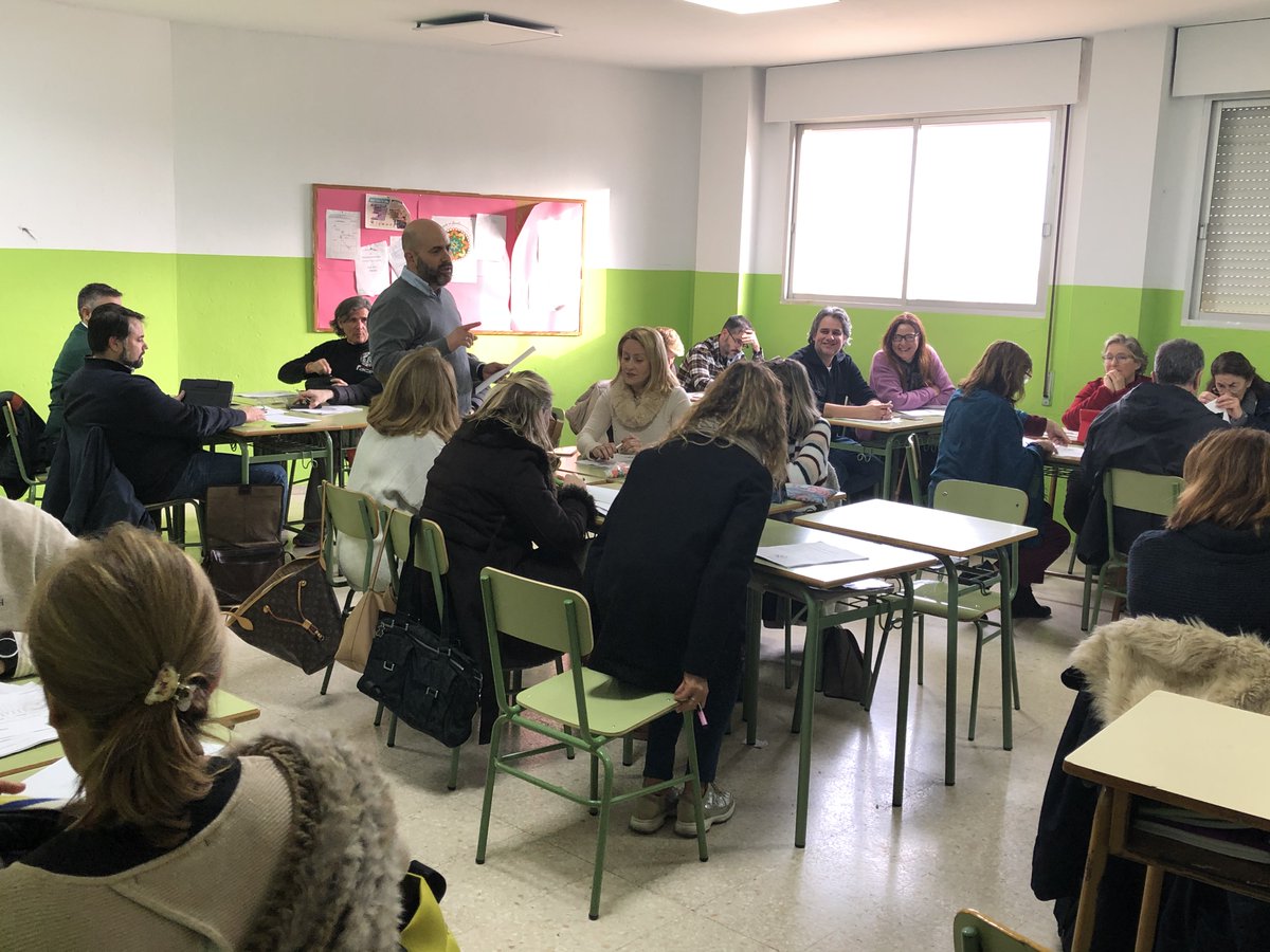 JuanAguilarT's tweet photo. Empieza curso #AprendizajeCooperativo en @SantaRosa_Lima @fvictoria_es con @libonastre #TuInnovas "Cooperar es dar y recibir" (RT Johnson) ¿Cómo deberían interactuar los alumnos cuando aprenden y cómo podríamos ayudarles como docentes? #Equipo #Formación #Innovación https://t.co/GDA2TwrjYN