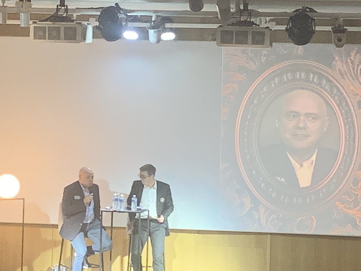 Merci <a href="/emmanuelhubert3/">emmanuel hubert</a> d’être venu aux rencontres commerciales du Pôle Entreprises et institutionnels et de nous avoir fourni cet éclairage sur l’équipe @Arkea_Samsic et sur les valeurs communes que nous partageons avec les cyclistes de l’équipe! <a href="/cmarkea/">Crédit Mutuel Arkéa</a> <a href="/WeAreArkea/">WAA|Actus</a> <a href="/blanpain_b/">BLANPAIN-B</a>