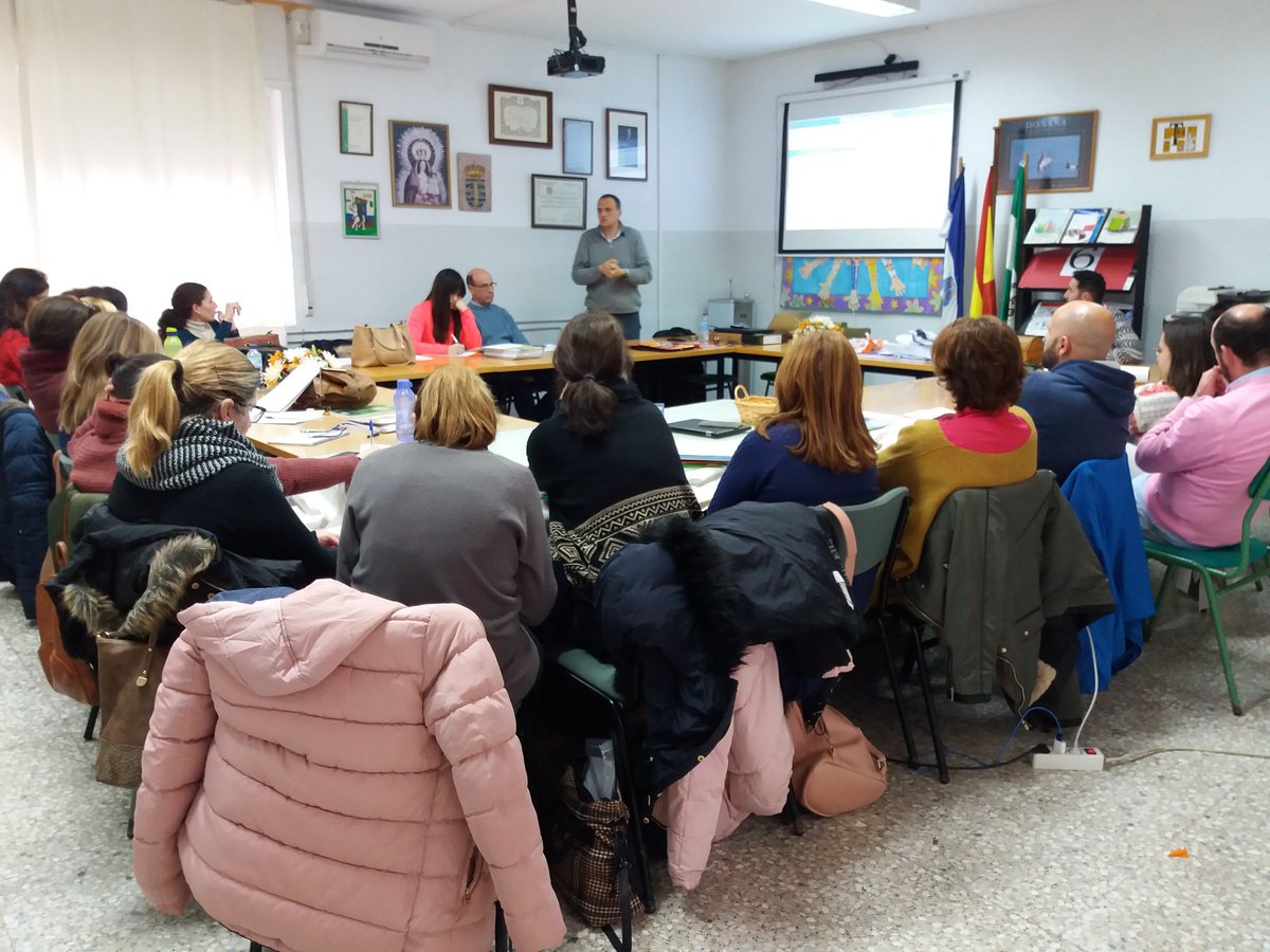 LauraMarPor's tweet photo. Finalizados la formación en #ABP con Manuel Jesús Clavijo en el CEIP San Sebastián (Rociana) 
Gracias al claustro por estos dos años formándose en elaboración de Udis, programaciones y proyectos y su evaluación atendiendo a competencias. https://t.co/wE8LWK8vER