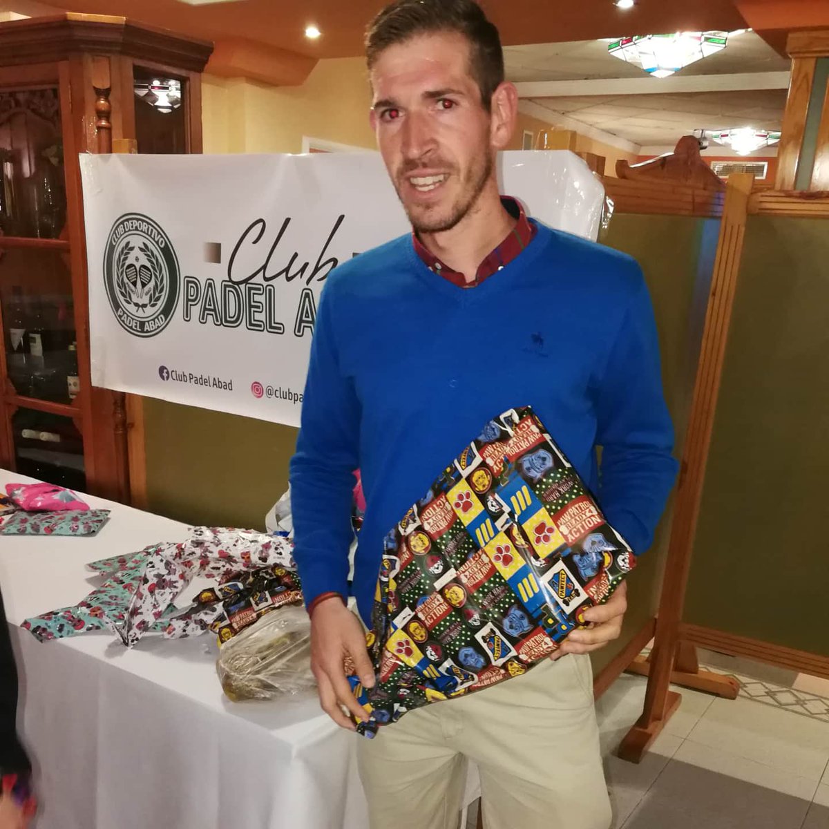 PadelAbad's tweet photo. Sorteo de regalos para nuestros socios del #clubpadelabad en el que ninguno se quedó sin el suyo.
#padel #clubpadelabad #socios #pedroAbad @HarlemPadel https://t.co/jShb9CVf9j