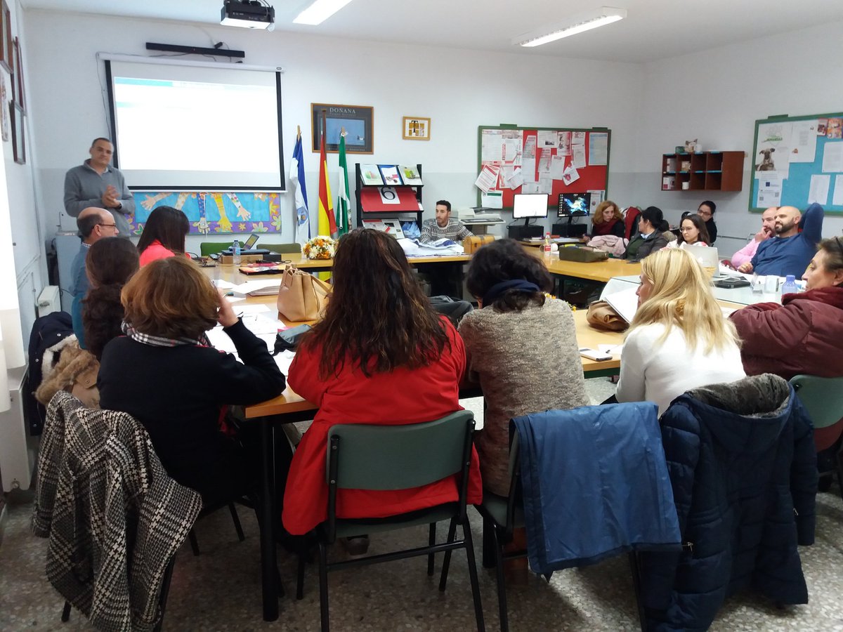 LauraMarPor's tweet photo. Finalizados la formación en #ABP con Manuel Jesús Clavijo en el CEIP San Sebastián (Rociana) 
Gracias al claustro por estos dos años formándose en elaboración de Udis, programaciones y proyectos y su evaluación atendiendo a competencias. https://t.co/wE8LWK8vER