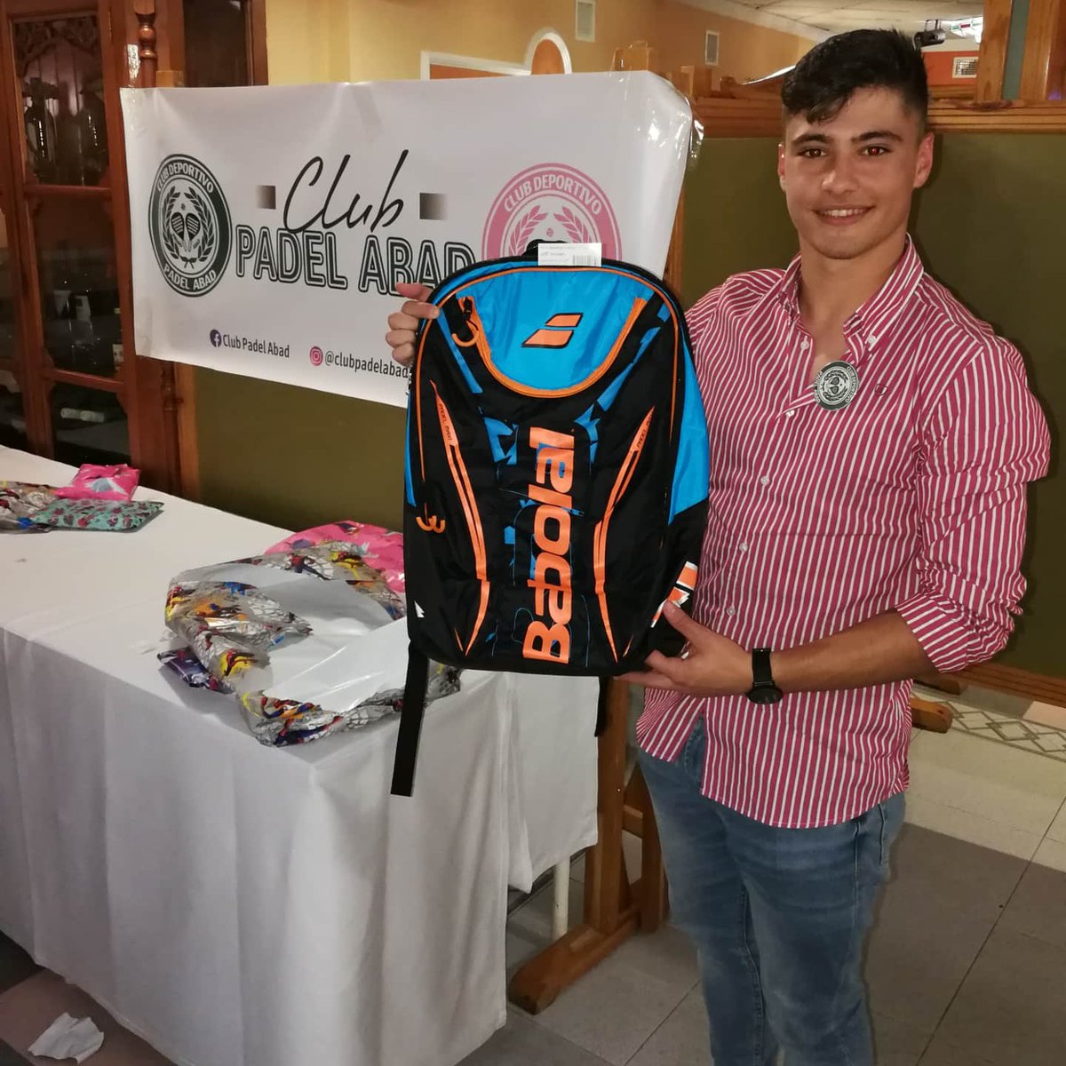 PadelAbad's tweet photo. Sorteo de regalos para nuestros socios del #clubpadelabad en el que ninguno se quedó sin el suyo.
#padel #clubpadelabad #socios #pedroAbad @HarlemPadel https://t.co/eniMyqUE8F