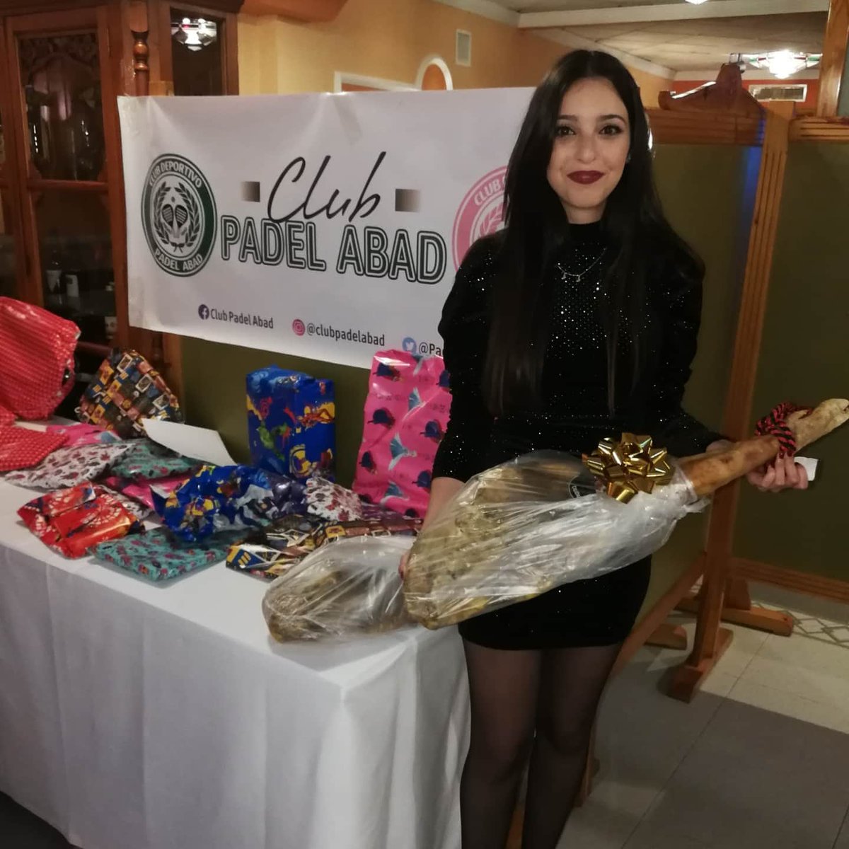 Sorteo de regalos para nuestros socios del #clubpadelabad en el que ninguno se quedó sin el suyo.
#padel #clubpadelabad #socios #pedroAbad <a href="/HarlemPadel/">Harlem Padel</a>