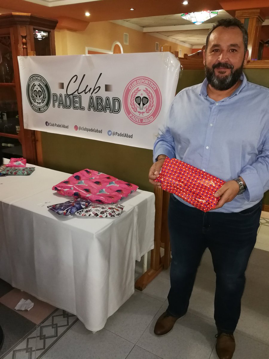 PadelAbad's tweet photo. Sorteo de regalos para nuestros socios del #clubpadelabad en el que ninguno se quedó sin el suyo.
#padel #clubpadelabad #socios #pedroAbad @HarlemPadel https://t.co/dtKaQ3ddd6