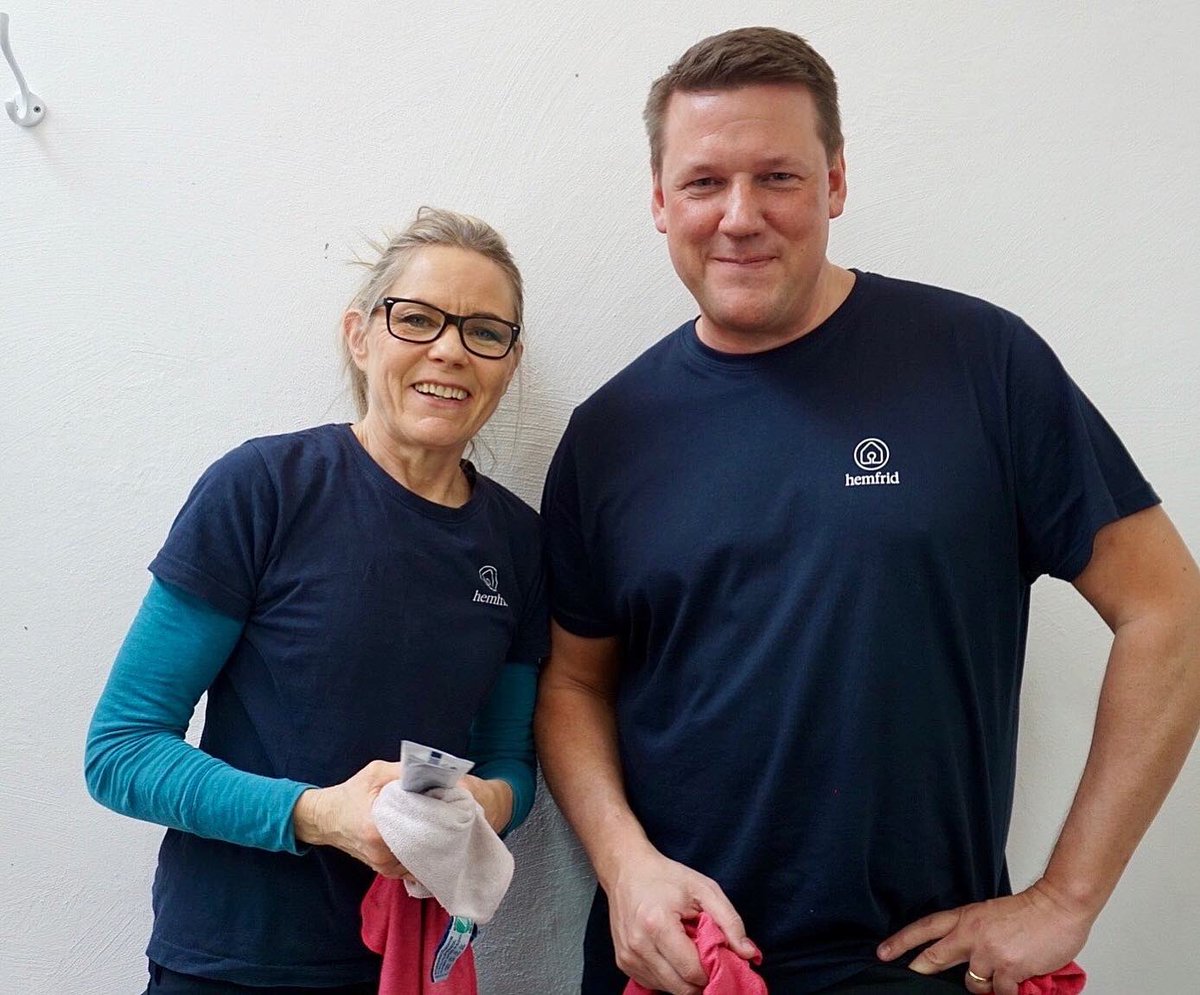 TobiasBaudin's tweet photo. Praktik med Emma Gattson, yrkescertifierad städare på @Hemfridisverige - så har jag idag firat att @FacketKommunal fyller 110 år. En villa i Uppsala är nu skinande ren tack vara Emmas skicklighet och handfasta handledning av mig. Praktikåret 2020 kunde inte börjat bättre! https://t.co/EGD13IG2Zn