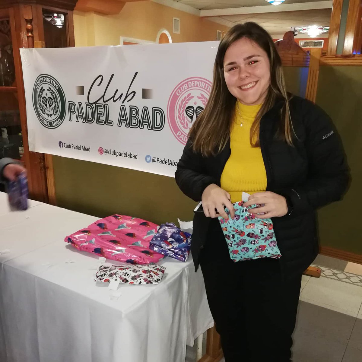 PadelAbad's tweet photo. Sorteo de regalos para nuestros socios del #clubpadelabad en el que ninguno se quedó sin el suyo.
#padel #clubpadelabad #socios #pedroAbad @HarlemPadel https://t.co/kKJ9np1SfY