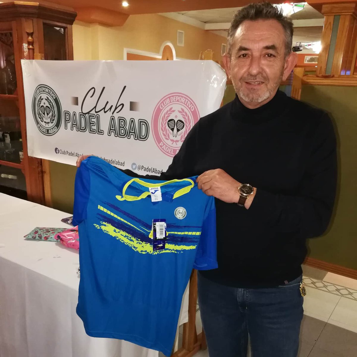 PadelAbad's tweet photo. Sorteo de regalos para nuestros socios del #clubpadelabad en el que ninguno se quedó sin el suyo.
#padel #clubpadelabad #socios #pedroAbad @HarlemPadel https://t.co/kKJ9np1SfY