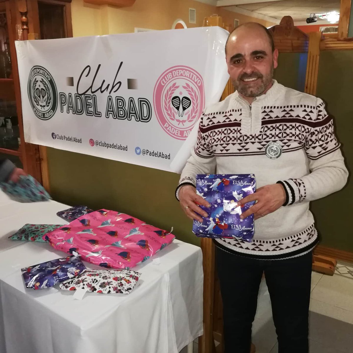 Sorteo de regalos para nuestros socios del #clubpadelabad en el que ninguno se quedó sin el suyo.
#padel #clubpadelabad #socios #pedroAbad <a href="/HarlemPadel/">Harlem Padel</a>