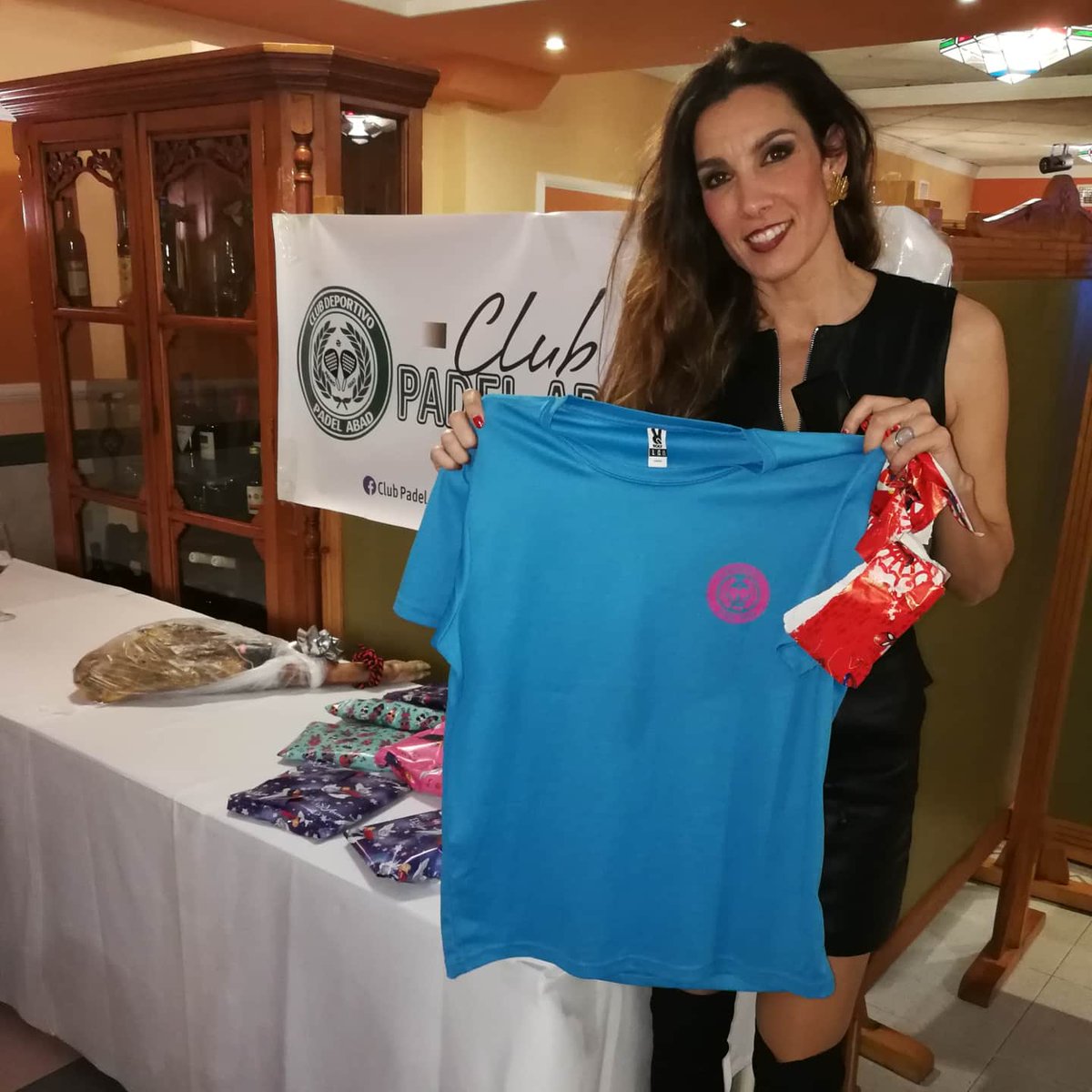 Sorteo de regalos para nuestros socios del #clubpadelabad en el que ninguno se quedó sin el suyo.
#padel #clubpadelabad #socios #pedroAbad <a href="/HarlemPadel/">Harlem Padel</a>