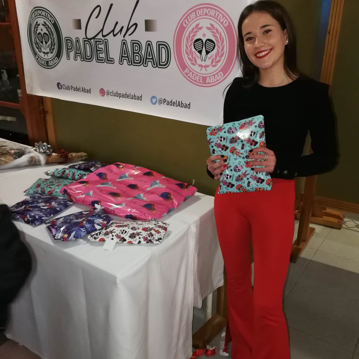 PadelAbad's tweet photo. Sorteo de regalos para nuestros socios del #clubpadelabad en el que ninguno se quedó sin el suyo.
#padel #clubpadelabad #socios #pedroAbad @HarlemPadel https://t.co/jXjK9Kj9y1