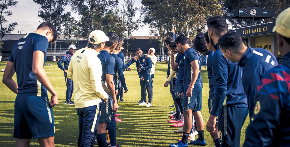 ClubAmerica's tweet photo. La clásica #FilaÁguila 🙌🙌🏃‍♂️🙌🙌  
No se salvó @alonsoescoboza https://t.co/iKWyQVShgU