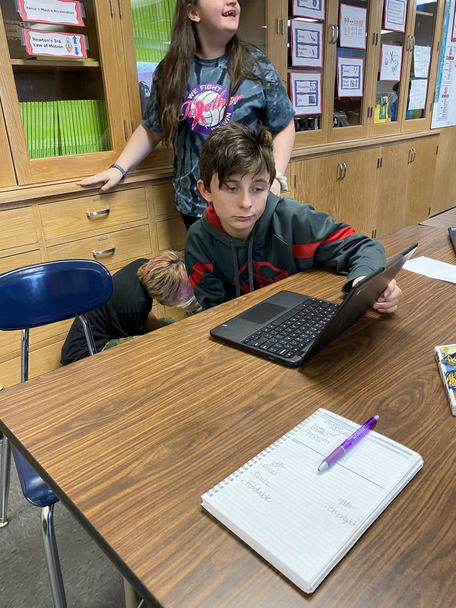 DebraFaber6's tweet photo. Who knew studying traits - dominant/recessive, sex-linked - could be so interesting? Students researching Morton’s toe. #longersecondtoe https://t.co/dDAzMCRZKG