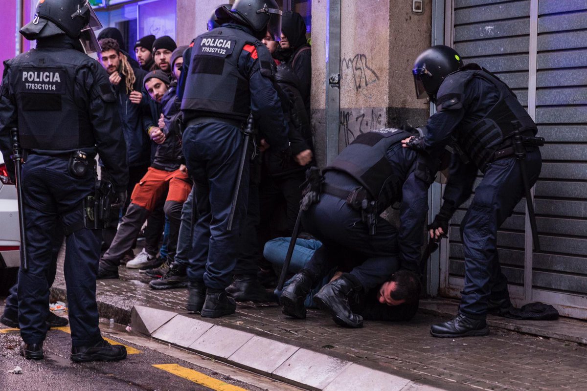 Maresme_SHSC's tweet photo. AVUI VICTÒRIA POPULAR A #Mataró🔥

[FIL] ⬇⬇

1) El matí ha començat amb l'actuació violenta i il·legal de @mossos al portal de Rocafonda, fent fora la gent que el defensava i intentant forçar la porta abans de que arribes la comitiva! https://t.co/SIXndrtkWX