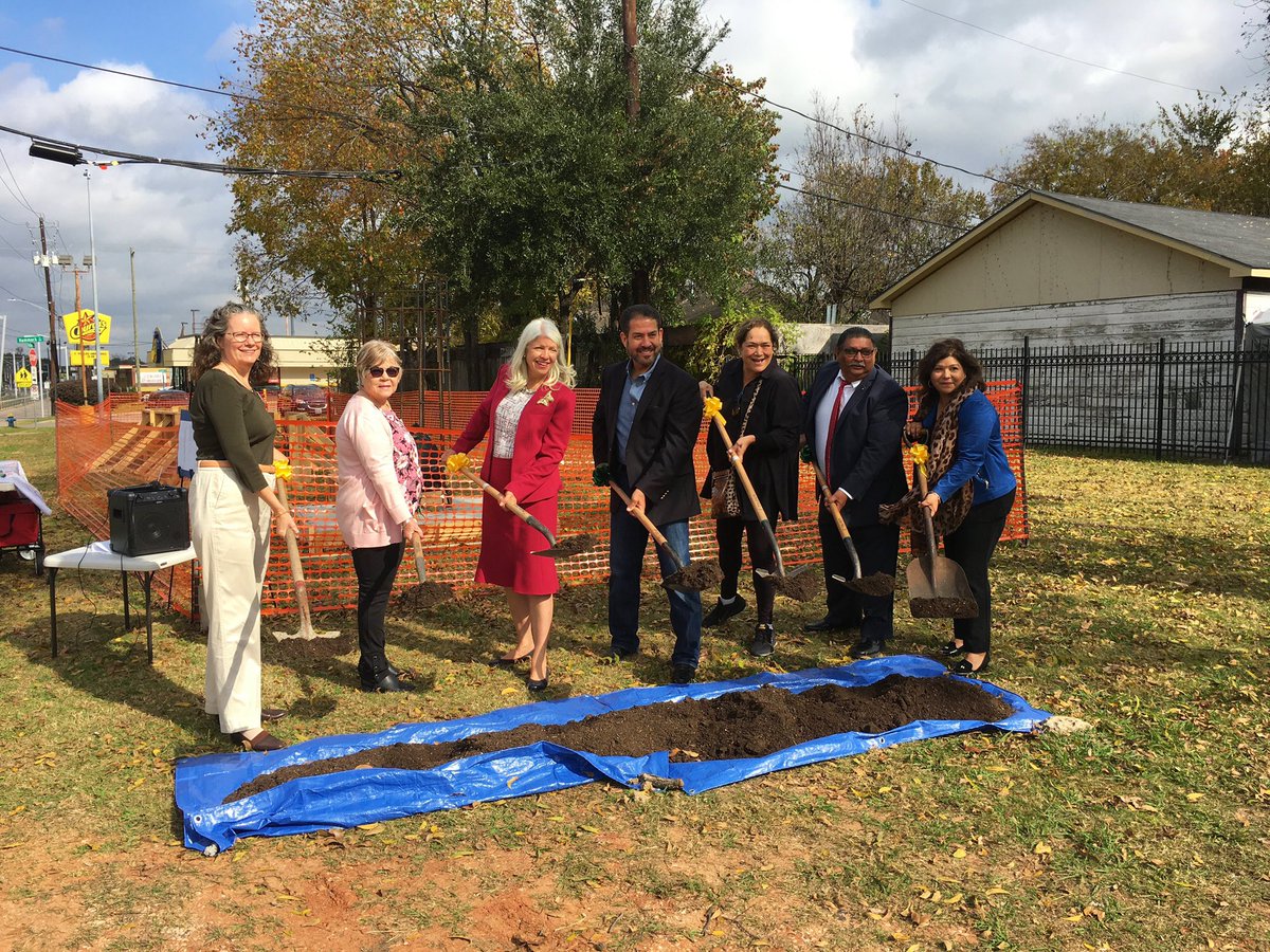HouWilderness's tweet photo. The @GNMDistrict is creating a pollinator garden as part of a new park along a new metro line in Near Northside. The garden will provide a place for Monarchs to stop on their migration. We’re excited to see the park completed in 2020! #HoustonWilderness #TexasMFS https://t.co/dryiVYOZ4b
