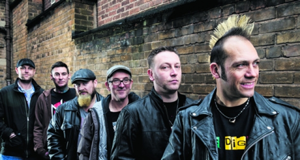 ThuisinGld's tweet photo. Man met nepwapen op Technovium #Nijmegen, de school van Victoire: "Het komt nu wel heel dichtbij!" Band @FerociousDog treedt op @LuxorLive en zamelt voedsel in voor @VoedselbankArnh en @Beeldbazaar eet mee met de Gelderse #taalheld Addy. 
Stemmen op Addy? https://t.co/VOcs8us6U0 https://t.co/pJOcJPekwK