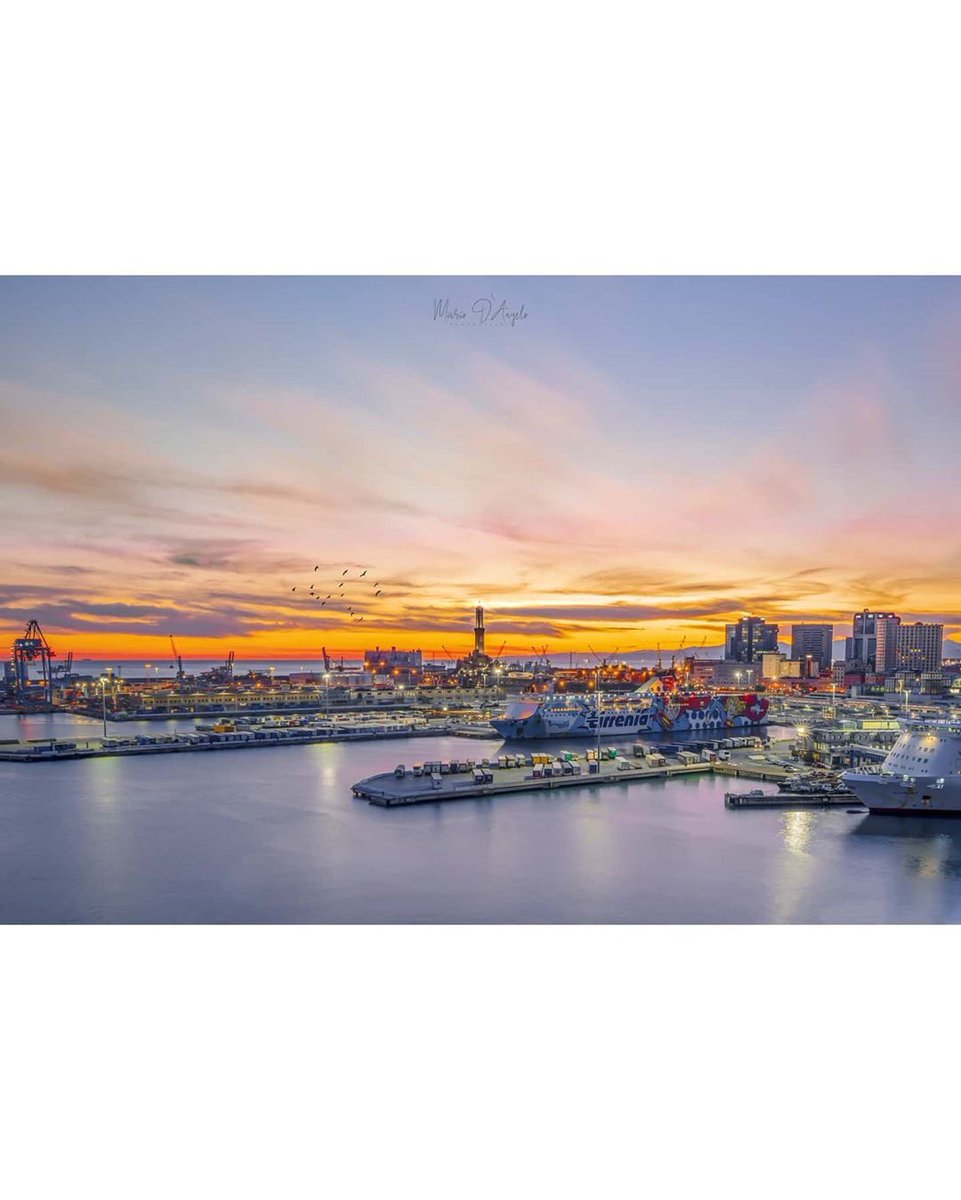 Nessuna casa dovrebbe essere senza vista sul mare. Ogni casa dovrebbe appartenere al vento e alle onde. Il mare e la casa dovrebbero vivere insieme per sempre, come due fanciulli che si siedono uno di fronte all’altro e si confidano i segreti.
(F.Caramagna)
📸 @mario___dangelo