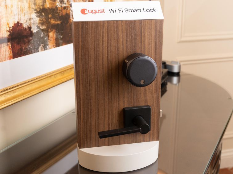 jcjohnson's tweet photo. The new #AugustSmartLock is sleeker, 45% smaller and has built-in wi-fi. via https://t.co/MxT56RYWHo @CNET @MrsMollyPrice https://t.co/BhZtkDAMcJ