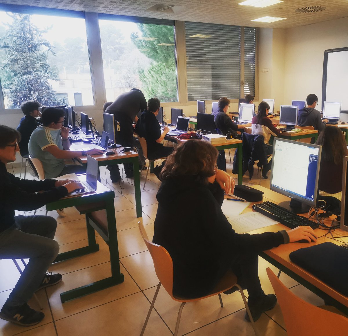 aula_ee's tweet image. Un cop més per excés de voluntaris ens cal un concurs intern per triar quí participarà al concurs de #programació @HPCodeWarsBcn. Qui serà? Ànims, #lògica i #creativitat #algorítmica. En 3 ocasions hem guanyat aquest concurs, podeu ser els següents a anar a Houston!
#batxillerat