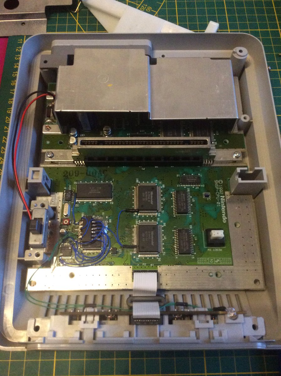1Jour1JeuRetro's tweet image. Me suis enfin décidé à améliorer ma #SNES afin qu’elle puisse lire tous les jeux, même ceux protégés : #Switchless

PIC 16F630 flashé, posé et fonctionnel🤩

Jeux PAL, NTSC (US/JAP), avec protection👍

Jeux US avec AD-29 sans jeu PAL derrière👍 (Pas voulu découper la coque)