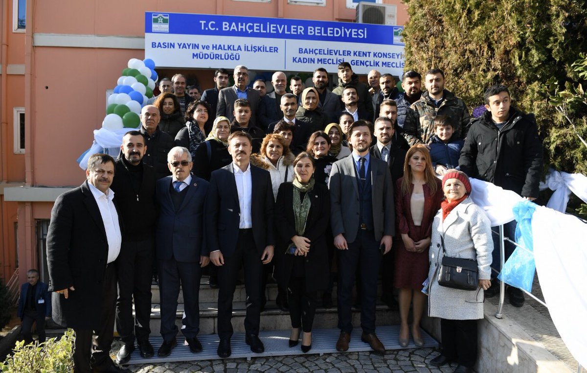 AK Parti İstanbul Milletvekilimiz Tülay Kaynarca, Bahçelievler Belediye Başkanımız Dr. Hakan Bahadır,  AK Parti Bahçelievler ilçe Başkanı Ramazan Açıkgöz ile birlikte Bahçelievler Kent Konseyi hizmet binasının açılışını gerçekleştirdik.  
Hayırlı uğurlu olsun.