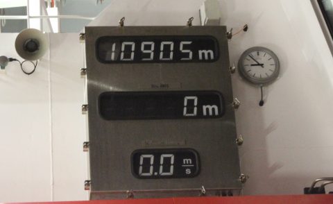 Was befindet sich bei 10.905m Wassertiefe?