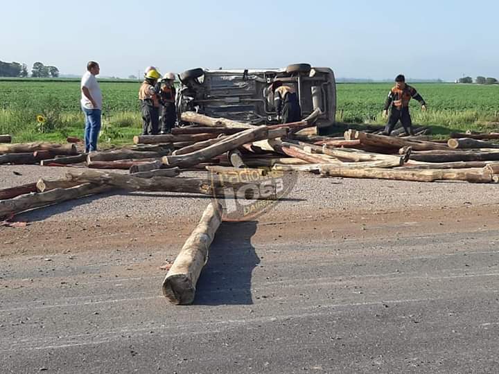 AHORA- ÚLTIMO MOMENTO. Tremendo accidente en el kilómetro 361 de la Ruta Provincial 65, justo en la bajada a la localidad de La Larga.
#Accidente #Ruta65 #Daireaux #Vuelco 
facebook.com/80630851607339…
