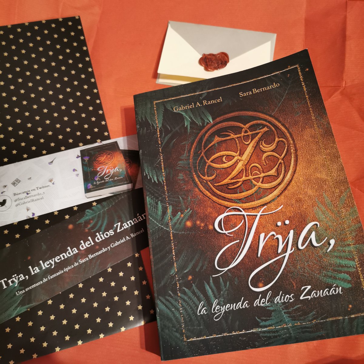 readingdeworld's tweet photo. @JascNet Bueno, el maravilloso mundo de #trya ha llegado a casa con una preciosa dedicatoria.. Muchas gracias a @JascNet y sobre todo a @SaraBernardo_t y @GabrielRancel por este regalo tan impresionante!!! También a los autores que desde el #VadeReto ceden sus inmortales obras.
❤️📖🌍 https://t.co/nD8Ezq1xDa
