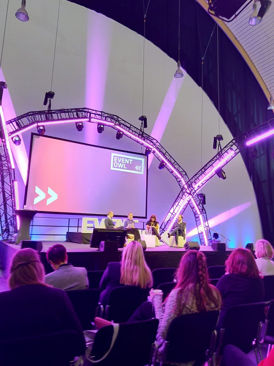 KathiSchmidt_'s tweet photo. Podiumsdiskussion auf der #eventowl ! 🤓 #Messe #Tagung #Veranstaltung #netzwerk #managedtrainingservices mit @synartIQ https://t.co/ov3e5fLEeq