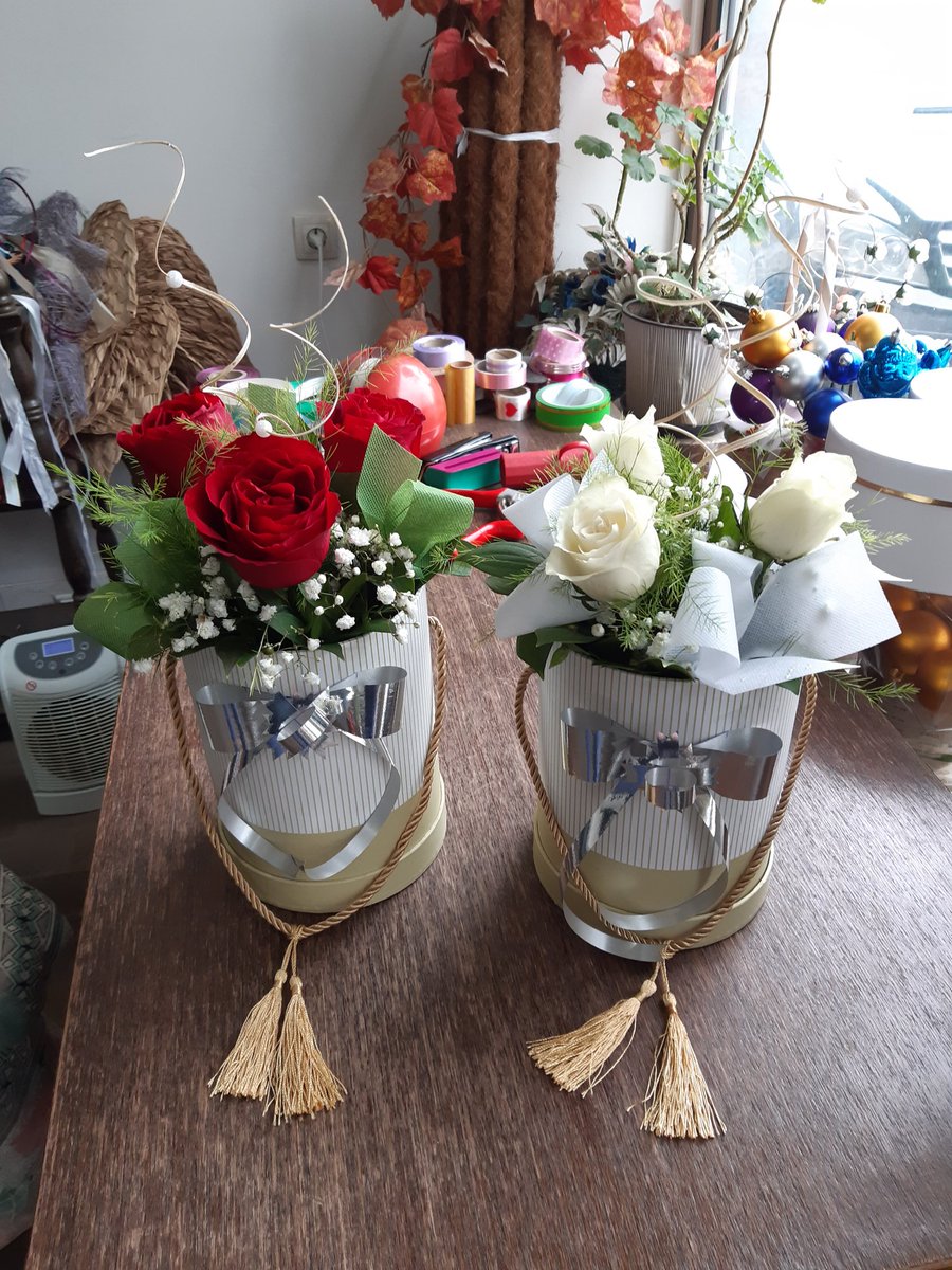 zare_entuzijast's tweet photo. #flowerboxes #boxesofroses #whiteflowerboxes #roses #redroses #whiteroses #gypsophila #trefern #spiralflowers #pearlsonflowers #decorations #ribbons #greenribbons #whiteribbons #silverribbons 🎁🌹🌿🎀🎁🌹🌿🎀 https://t.co/Pukj4rqWv1