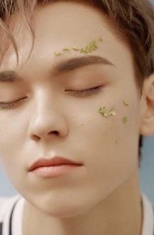 hvcarchive's tweet photo. fallin’ flower 🌺🍃 https://t.co/ijRf7n3r6Q