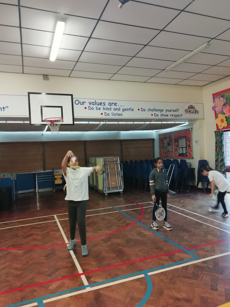 Rowlatts_TMET's tweet photo. Year 5 are practising badminton skills this afternoon! #rhpe #enjoyment #practise #teamwork https://t.co/nf1tdiLBQN