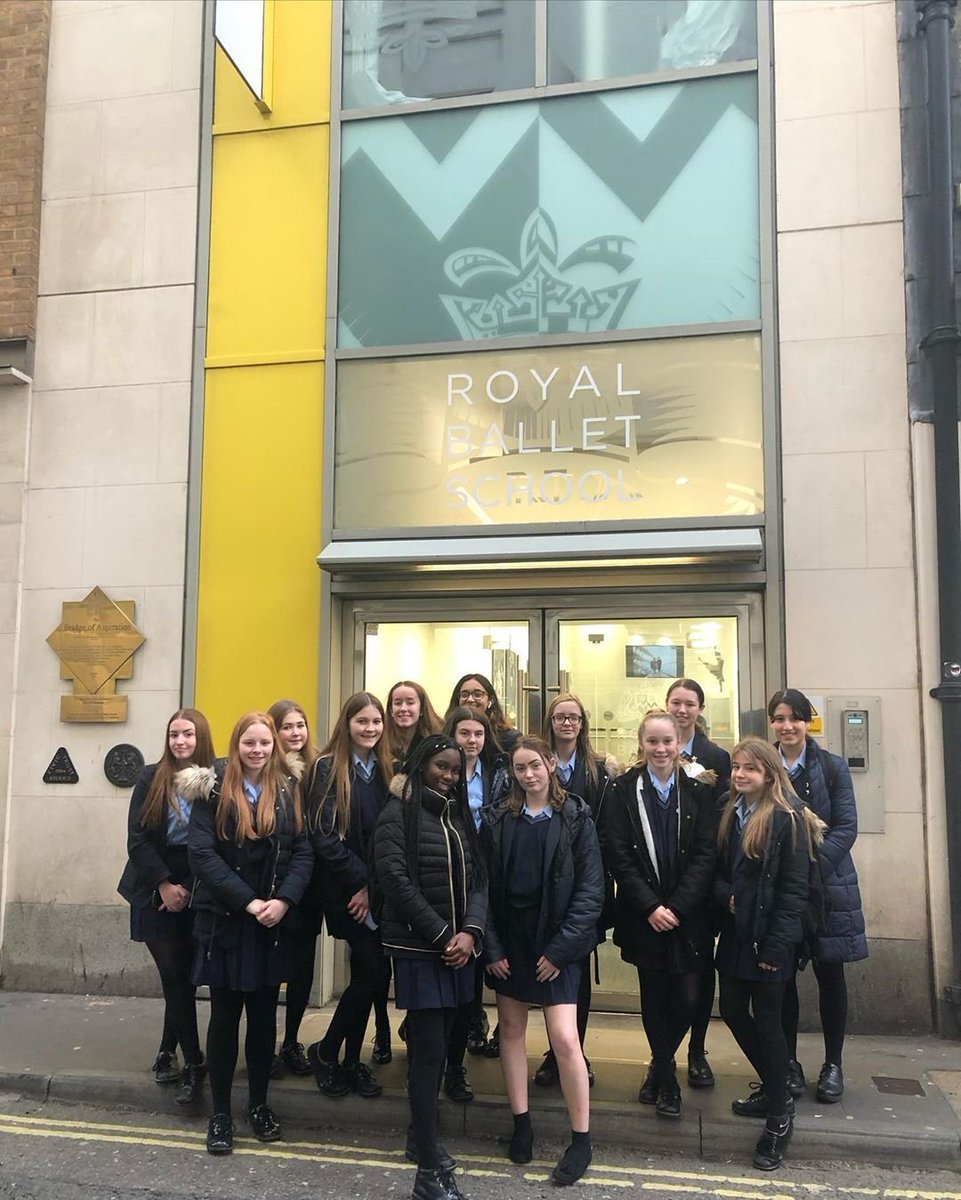 CarshaltonHigh's tweet photo. Reposted from @chsg_peanddance 
Our Y9 GCSE dance students are excited about their trip to the @RoyalBalletSch today
#teamchsg #dance #GCSE
@MrDevenney @JenSmithGLT @CHSG_PE_Dance https://t.co/XFf7TjEAoQ