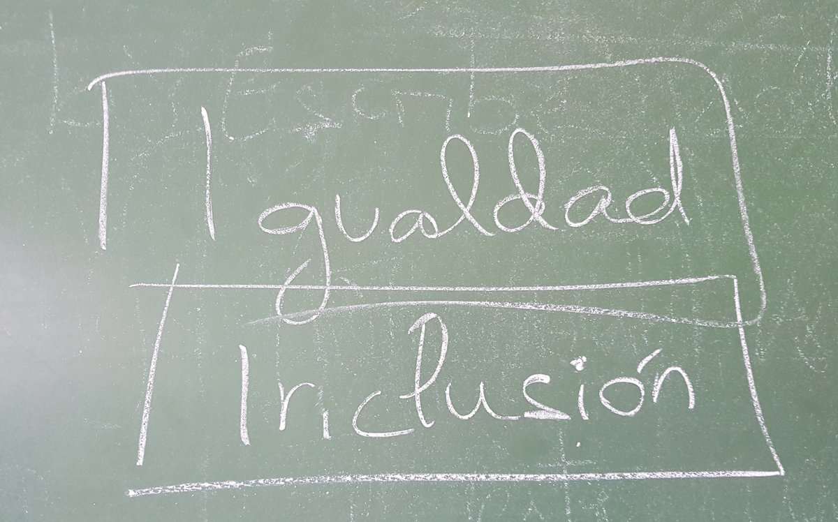 Entrar en un aula en el que estaban programados ejercicios de comprensión lectora y encontrarte que están reflexionando sobre ésto, no tiene precio. <a href="/juanintrevias/">juanintrevias</a> 👏👏👏