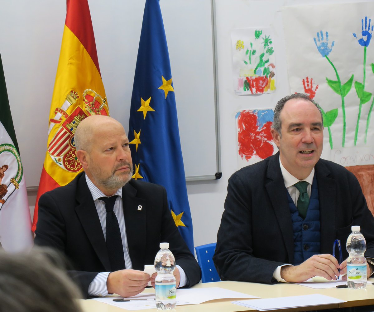 👨‍🏫👩‍🏫 <a href="/EducaAnd/">Consejería Desarrollo Educativo y FP</a> estudia dar mayor estabilidad a las plantillas docentes de los centros de zonas desfavorecidas de Andalucía.

📌 @javierimbroda y el <a href="/poligono_sur/">Comisionado Polígono Sur</a>, <a href="/jaimebretonbesn/">Jaime Bretón Besnier</a>, se han reunido con los directores de los colegios e institutos de la zona.