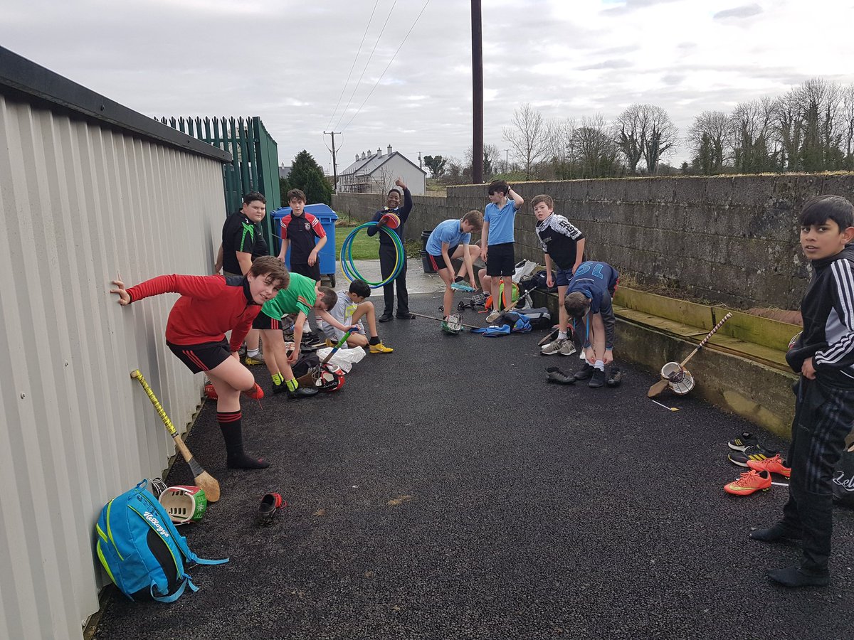 An enjoyable half hour of hurling for the 4th, 5th and 6th class children @BallyhaunisGAA @gaa5star @MayoCnmB