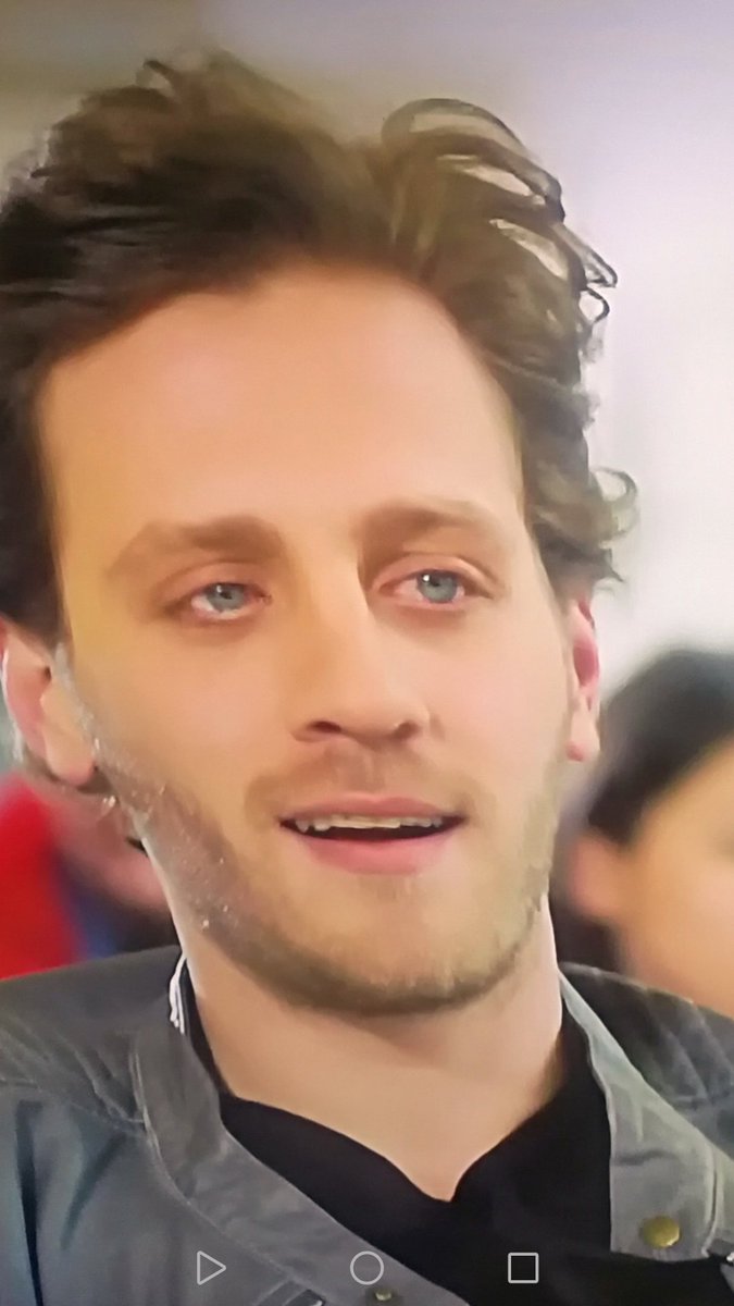 هذا ممثل تركي كل مايطلع بمشهد
ماما الله يحفظها تطالعني وتخزني واقولها ماما ليش تطالعيني جذيه
تقولي سبحان الله يخلق من الشبه اربعين فيه شبه منك يانصوري يانظر عيوني🙄